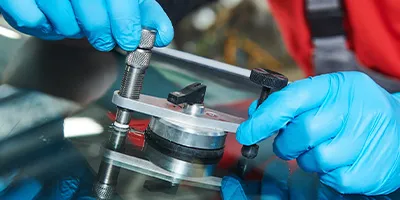 Steinschlag-Reparatur an der Windschutzscheibe bei GT Autoglas