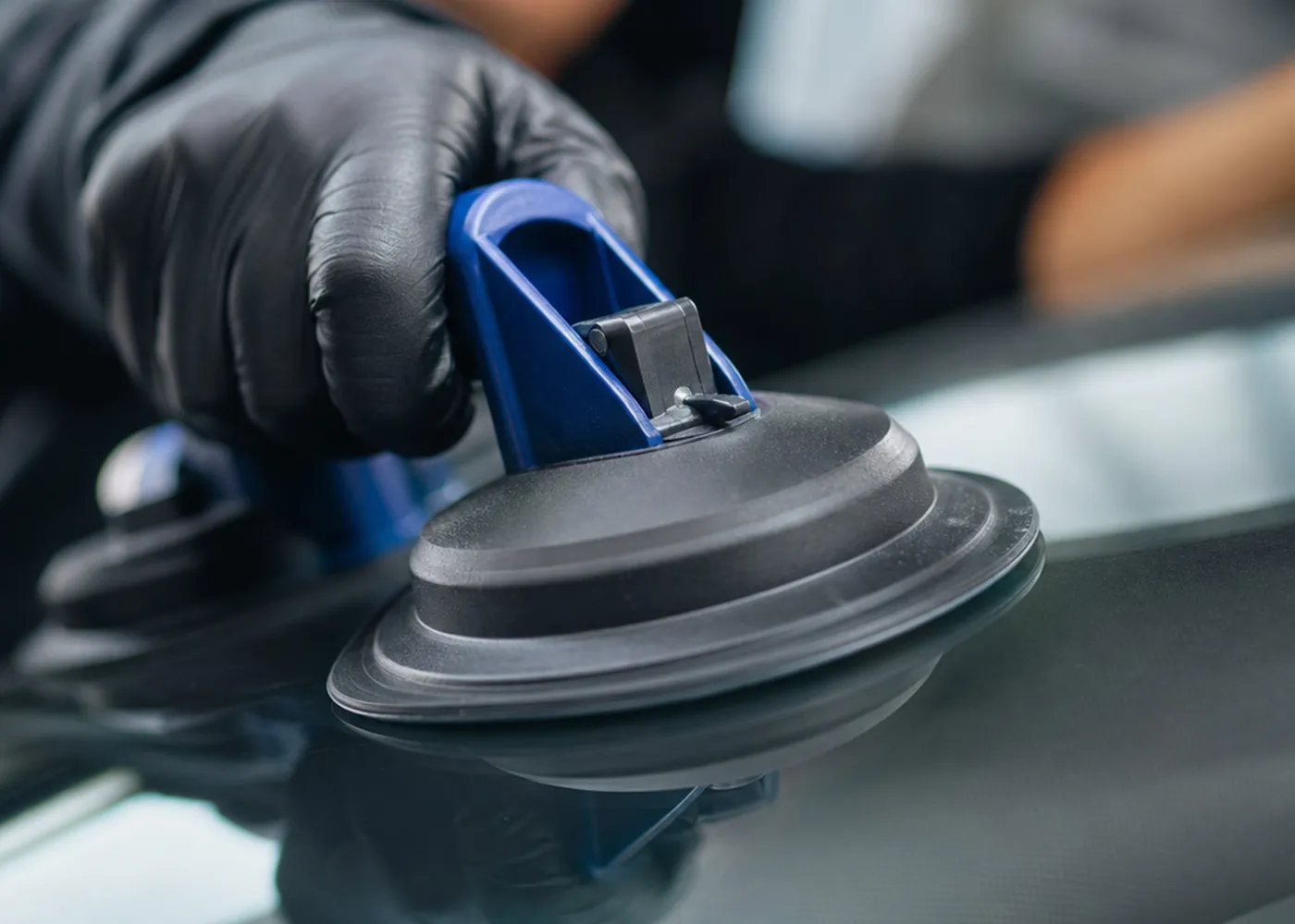 Beschädigte Autoscheibe — Beispiel wie ein Glasschaden aussieht, den die Teilkasko typischerweise übernimmt